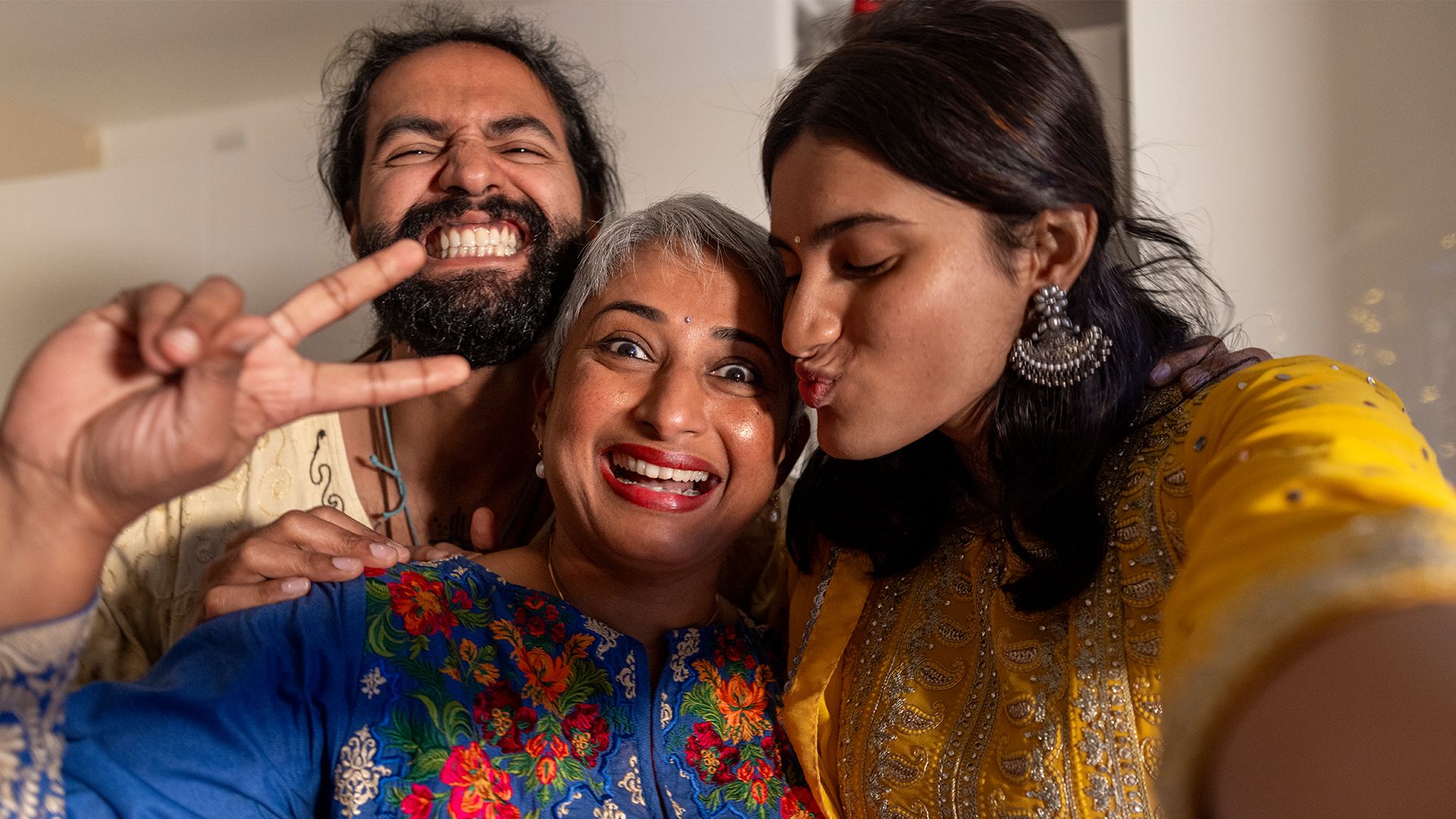 Drie mensen uit dezelfde familie die glimlachen.